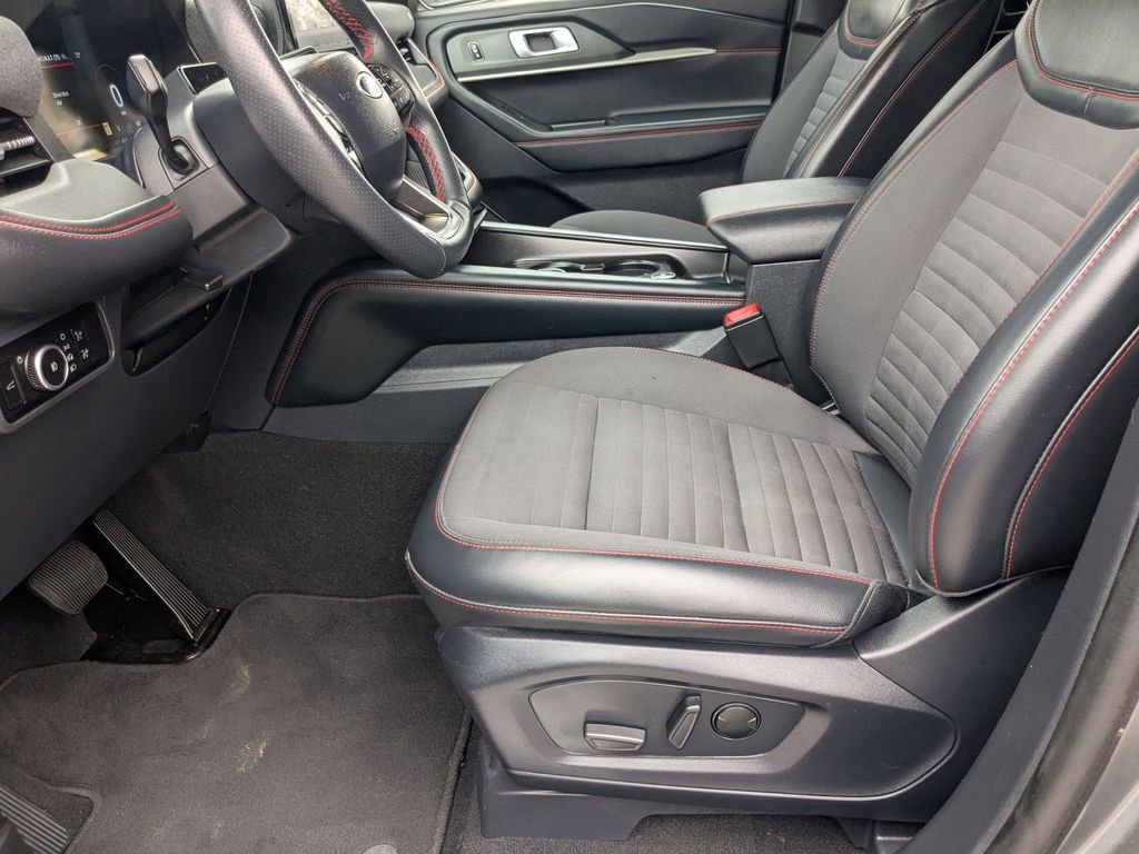 Used 2025 Ford Explorer ST-Line w/ ST-Line Street Pack image 11