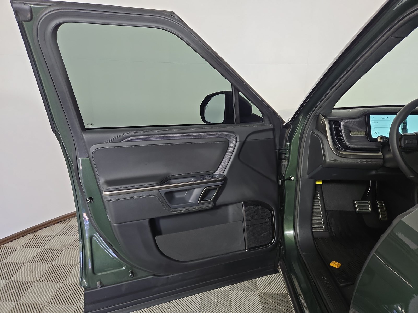 Used 2024 Rivian R1T Adventure Dual AWD/4WD image 16