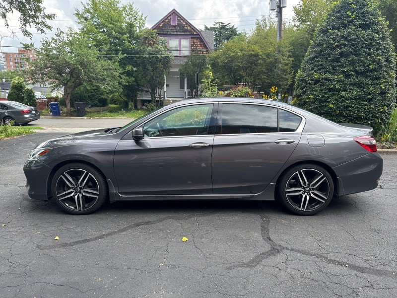 Used 2017 Honda Accord Touring image 7