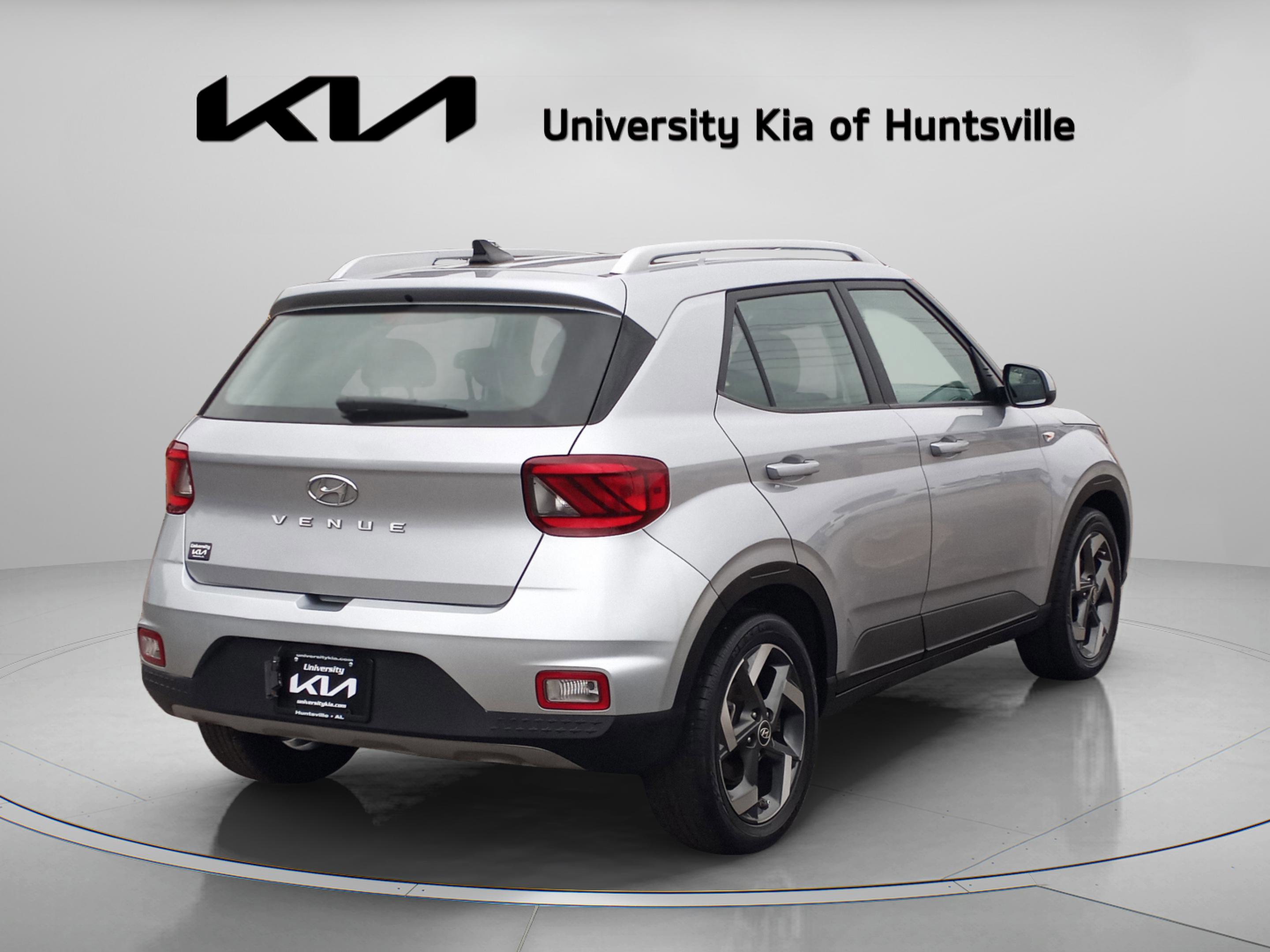 Used 2022 Hyundai Venue SEL w/ Cargo Package image 8