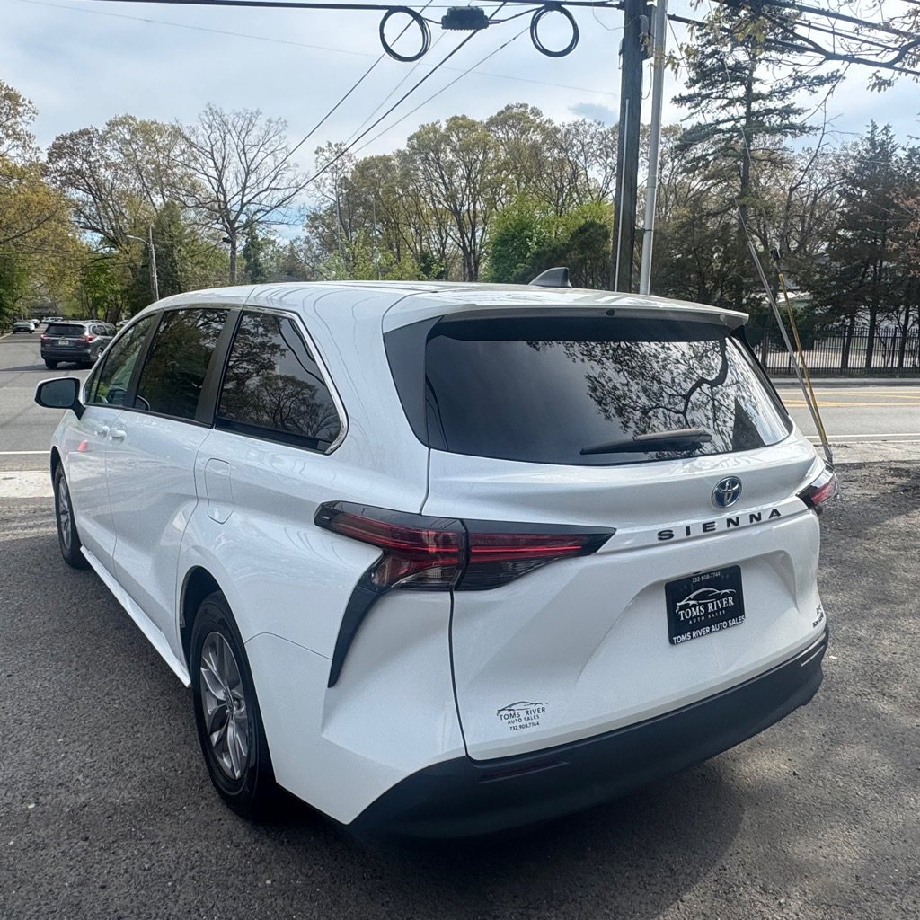 Used 2022 Toyota Sienna LE FWD image 3