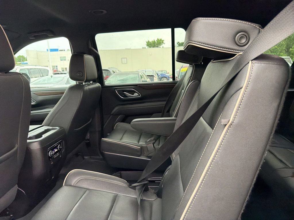 Used 2023 Chevrolet Suburban Premier AWD/4WD image 17