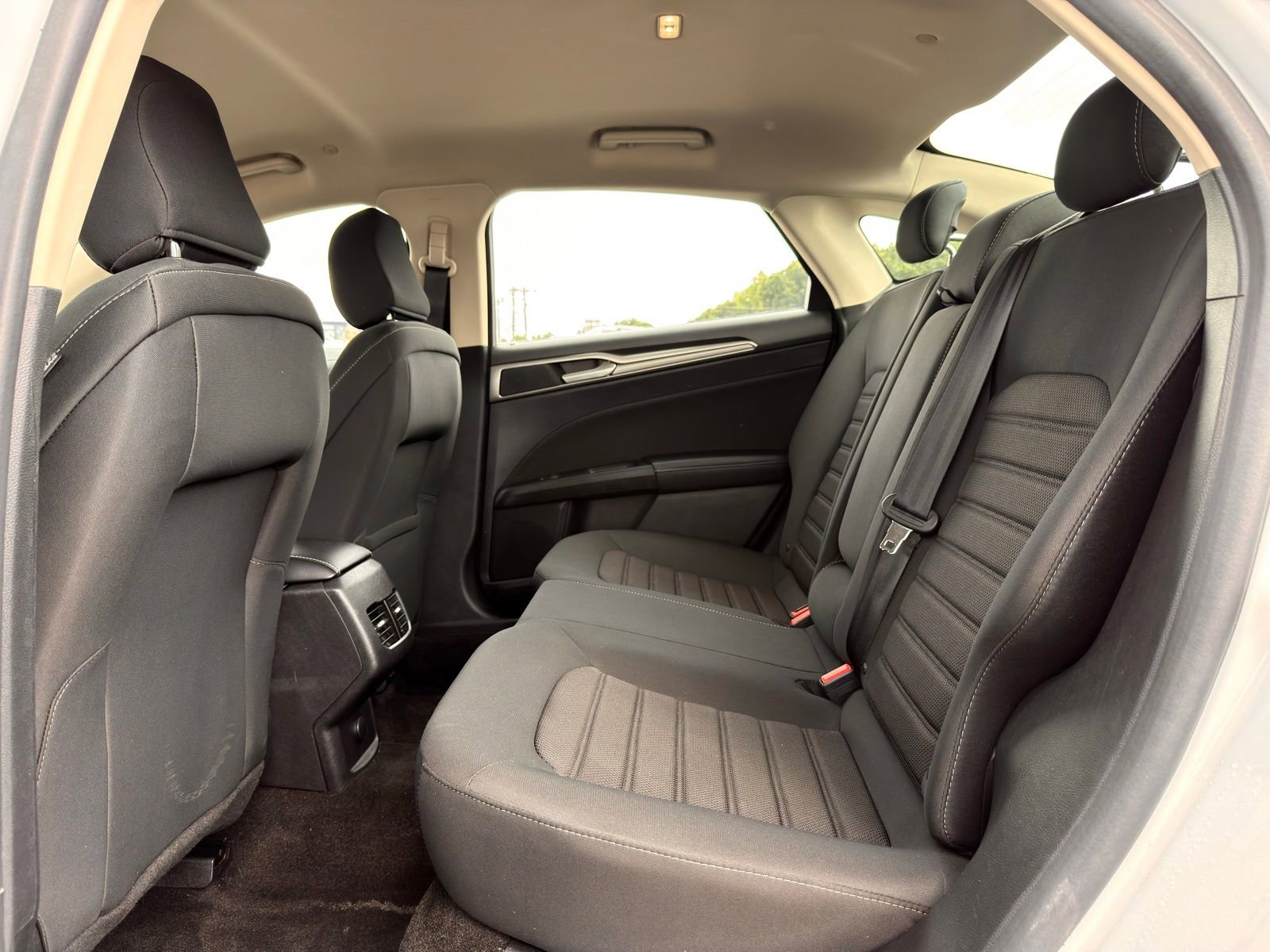 Used 2020 Ford Fusion SE FWD image 14