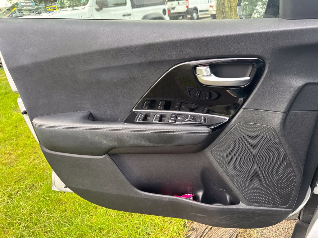 Used 2021 Kia Niro Touring FWD image 9