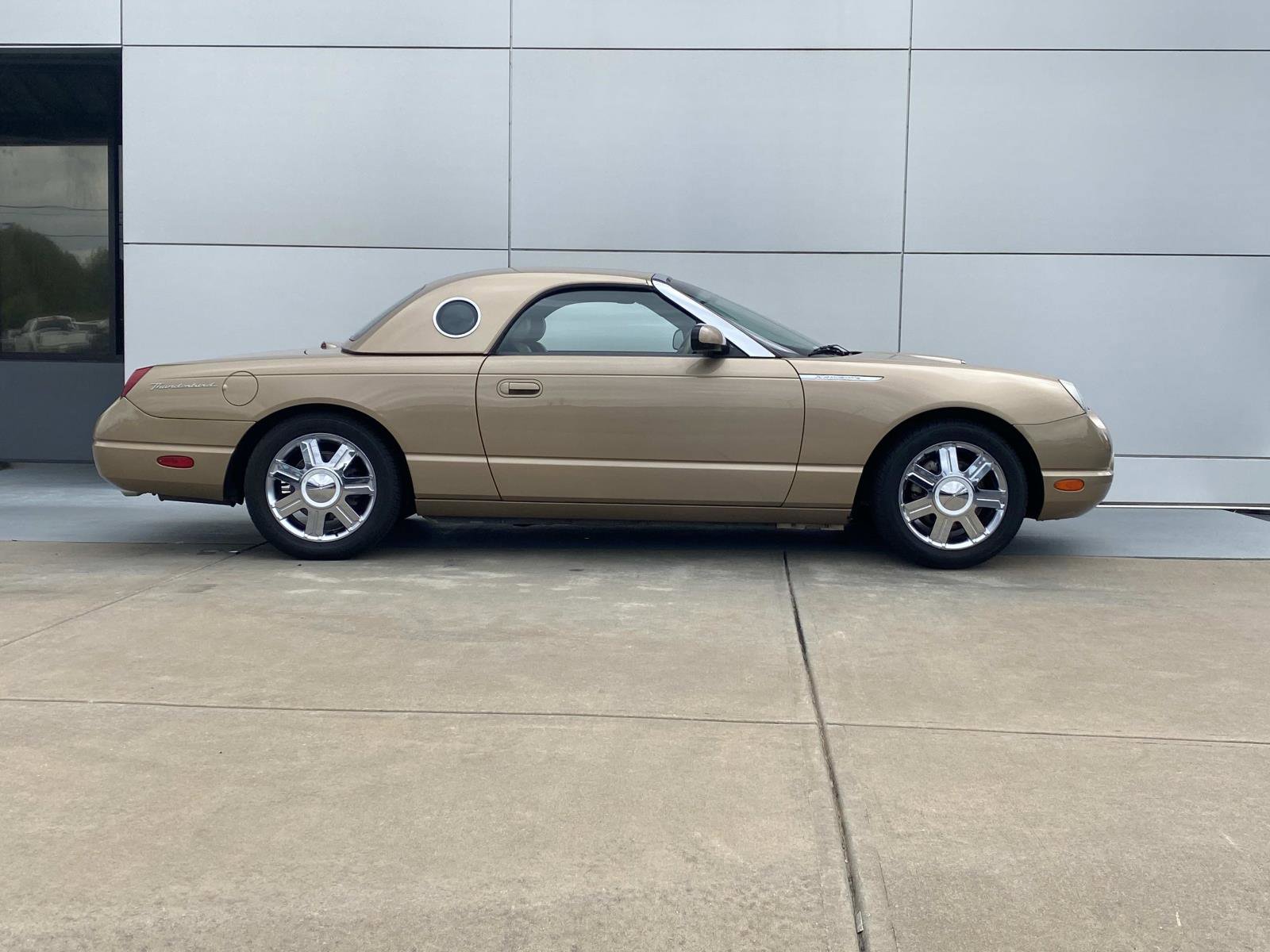 Used 2005 Ford Thunderbird image 3