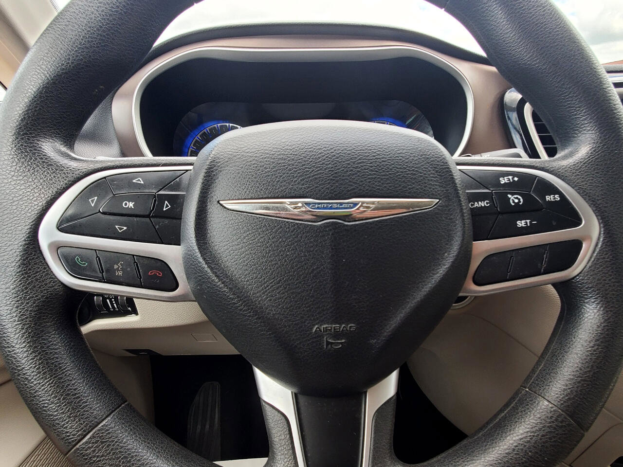 Used 2017 Chrysler Pacifica Touring image 14