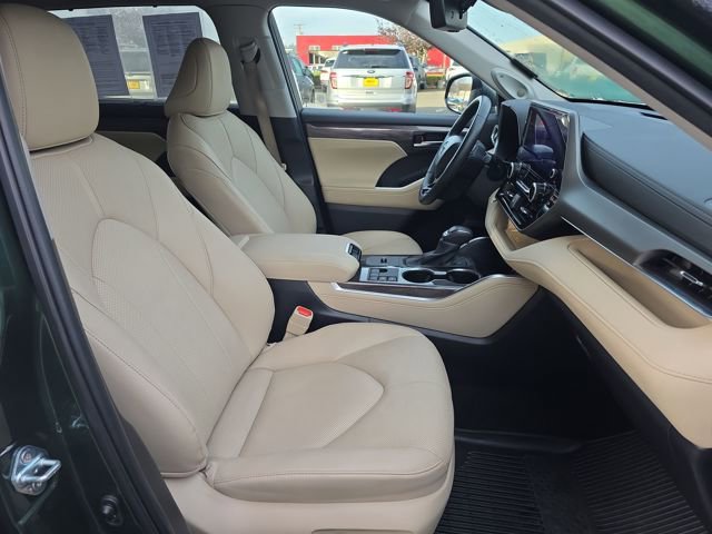 Used 2024 Toyota Highlander Limited image 11