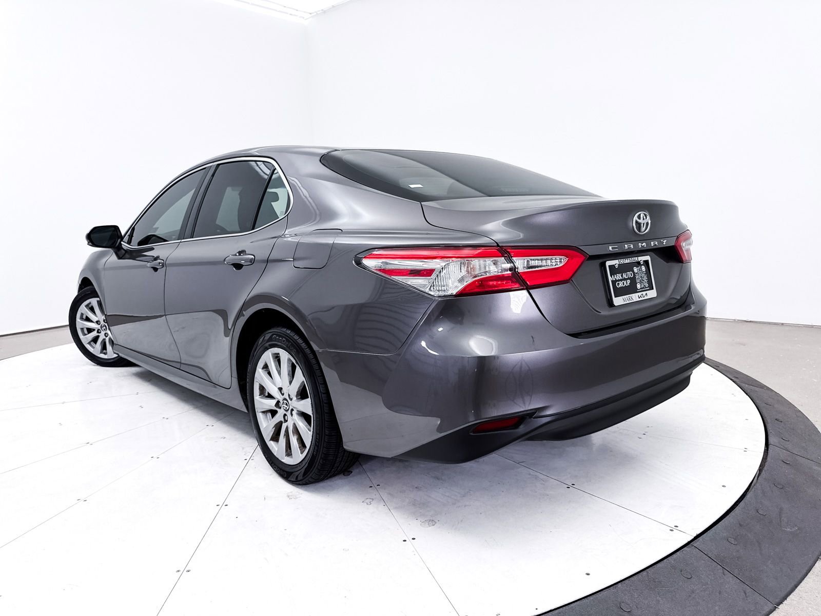 Used 2018 Toyota Camry LE w/ Convenience Package FWD image 2