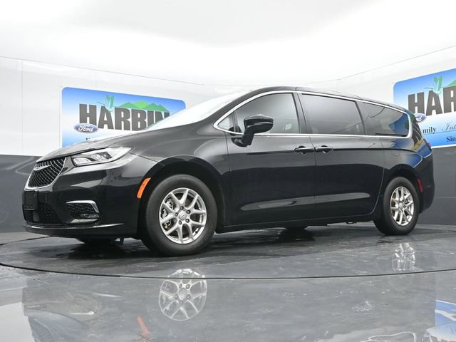 Used 2025 Chrysler Pacifica Select image 22