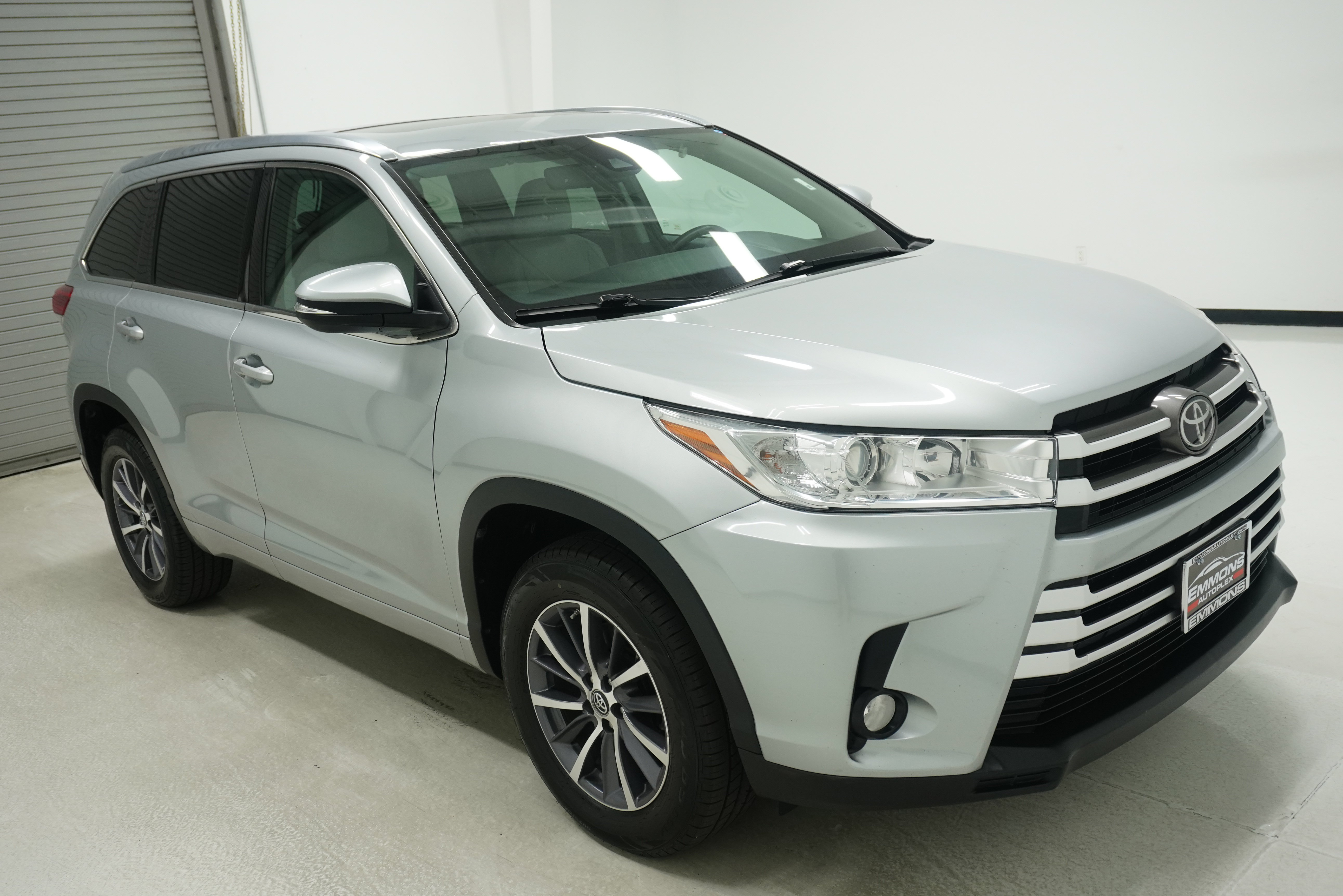 Used 2017 Toyota Highlander XLE FWD image 3