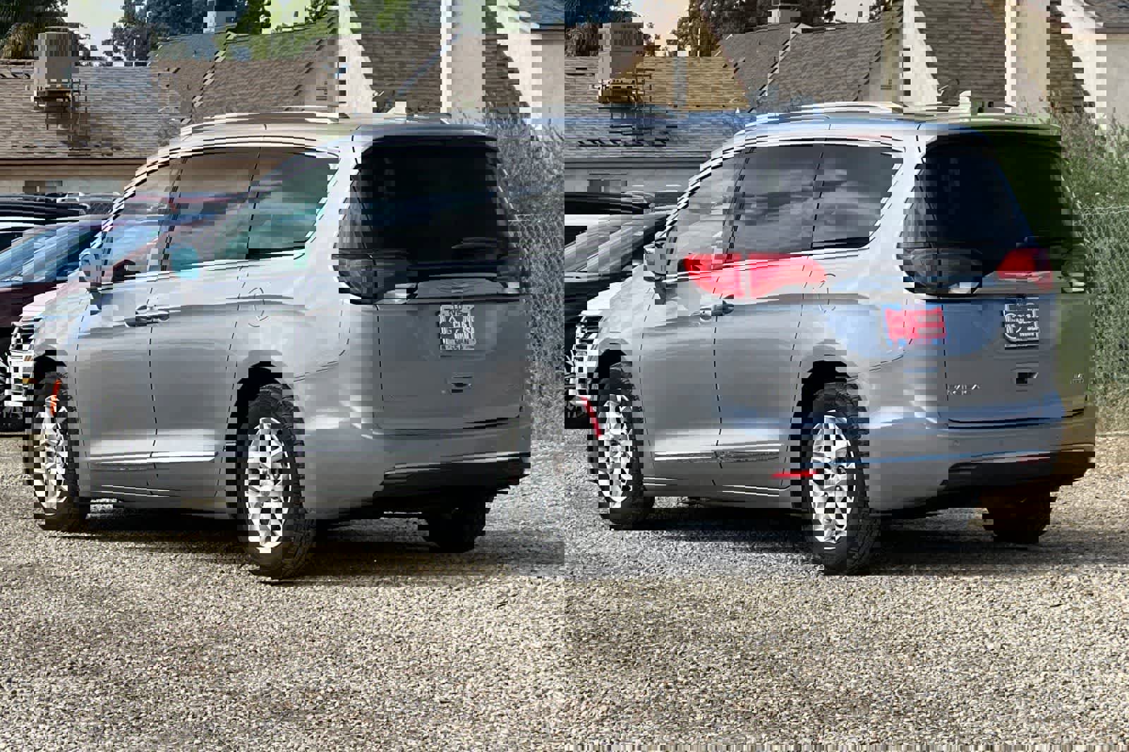 Used 2020 Chrysler Pacifica Limited FWD image 7