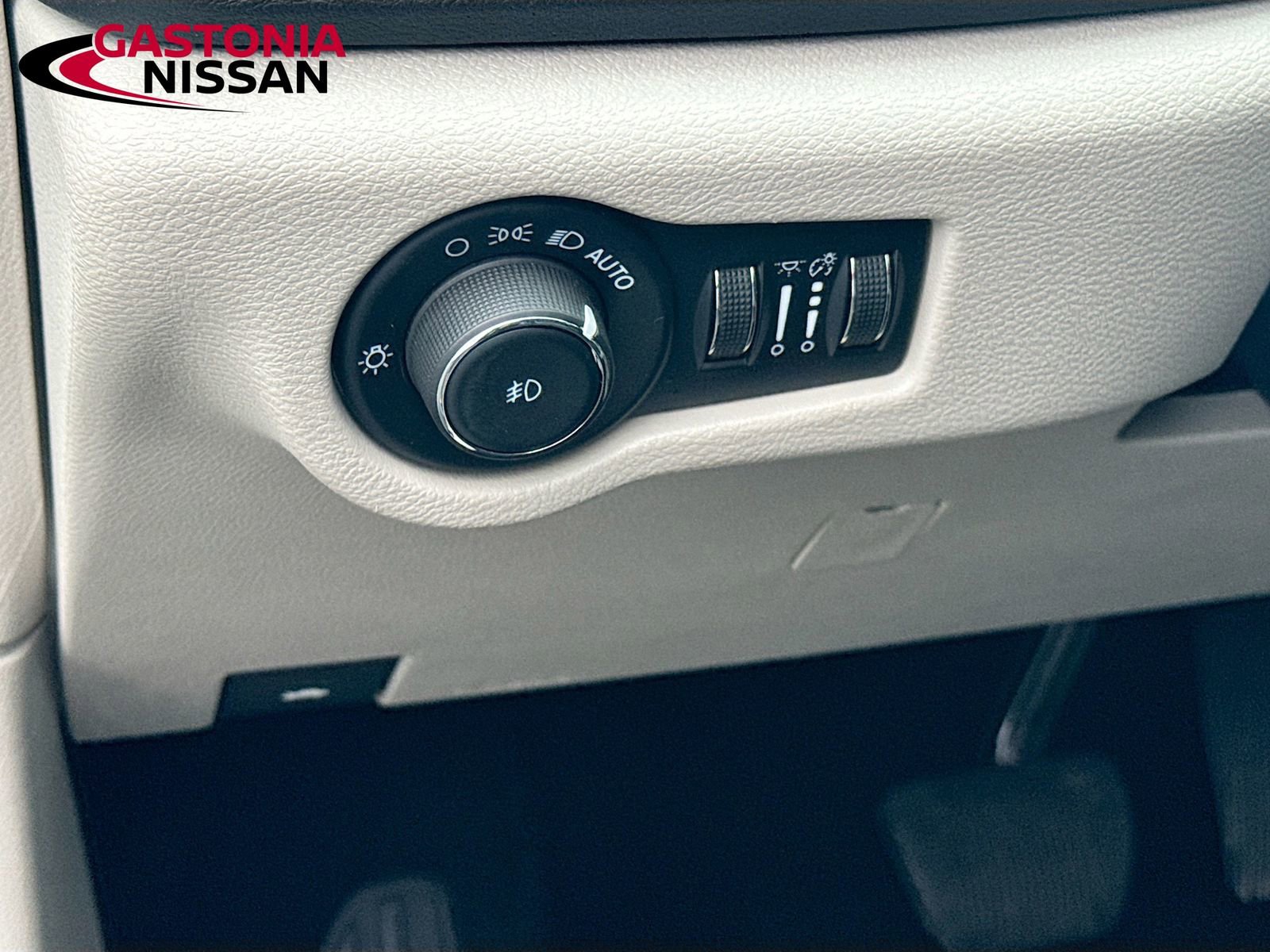Used 2024 Chrysler Pacifica Touring-L FWD image 13