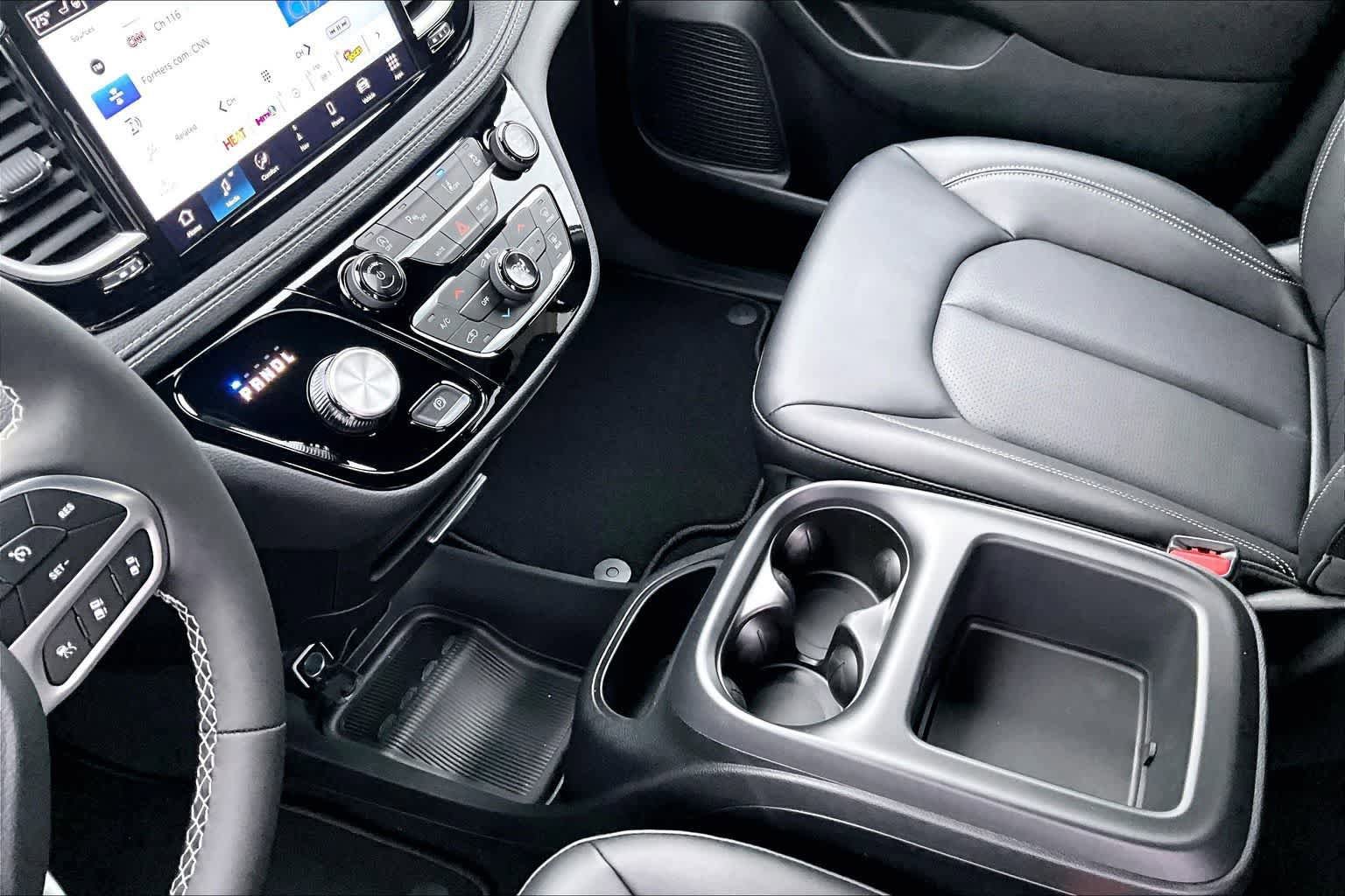 New 2026 Chrysler Pacifica Select AWD/4WD image 17