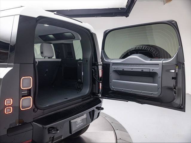 New 2026 Land Rover Defender 110 X-Dynamic SE AWD/4WD image 32