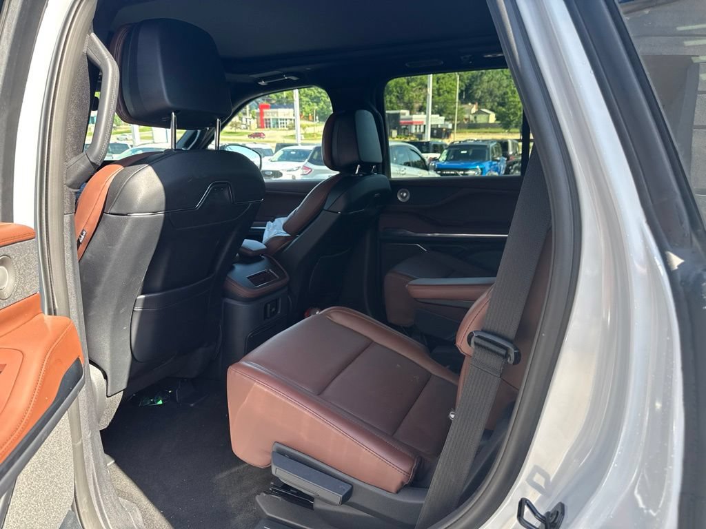 Used 2026 Lincoln Navigator Reserve AWD/4WD image 17