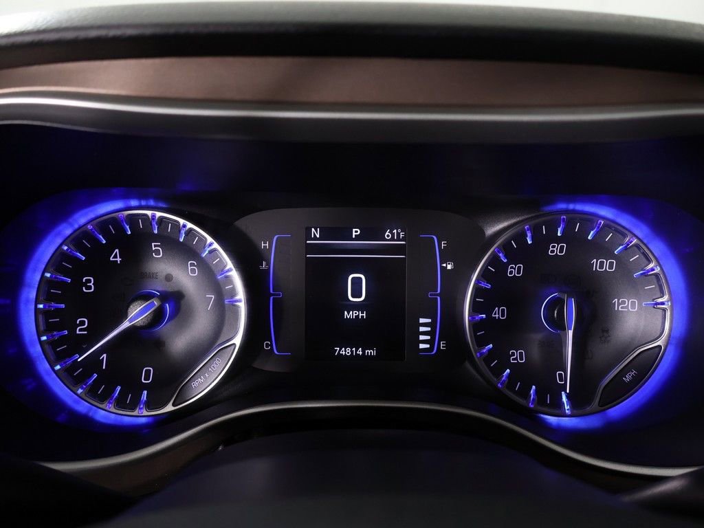 Used 2018 Chrysler Pacifica Touring-L FWD image 42