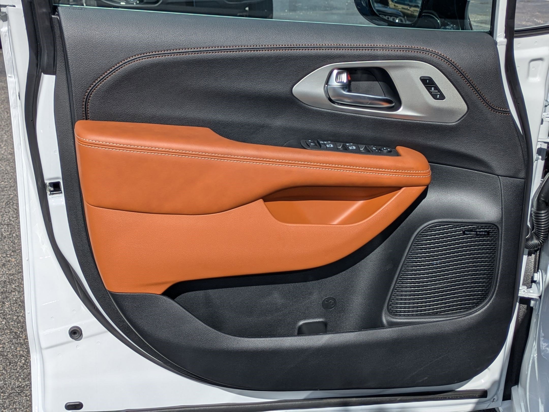 New 2026 Chrysler Pacifica Pinnacle image 18