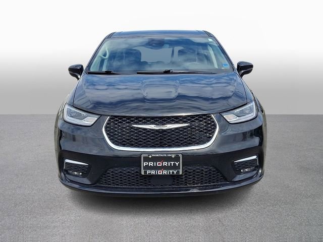 Used 2024 Chrysler Pacifica Touring-L image 2