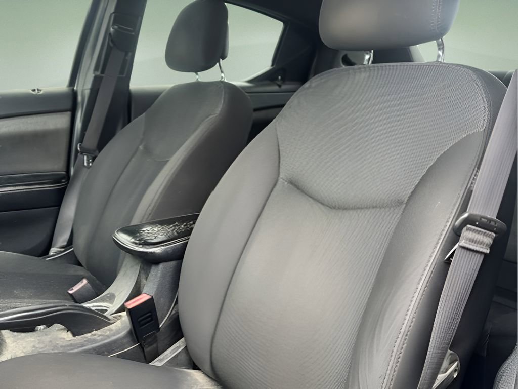 Used 2013 Dodge Avenger SE image 30