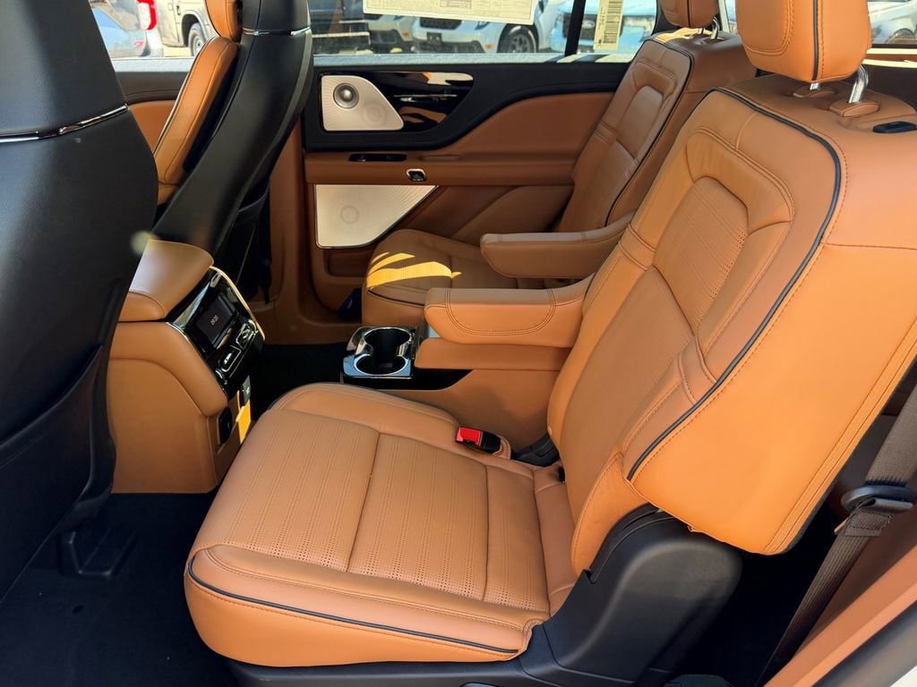 New 2026 Lincoln Aviator Black Label w/ Black Label Special Edition AWD/4WD image 12
