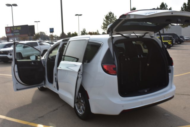 New 2026 Chrysler Pacifica Select image 17