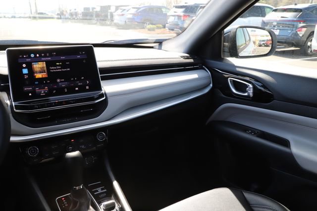 Used 2025 Jeep Compass Limited image 25