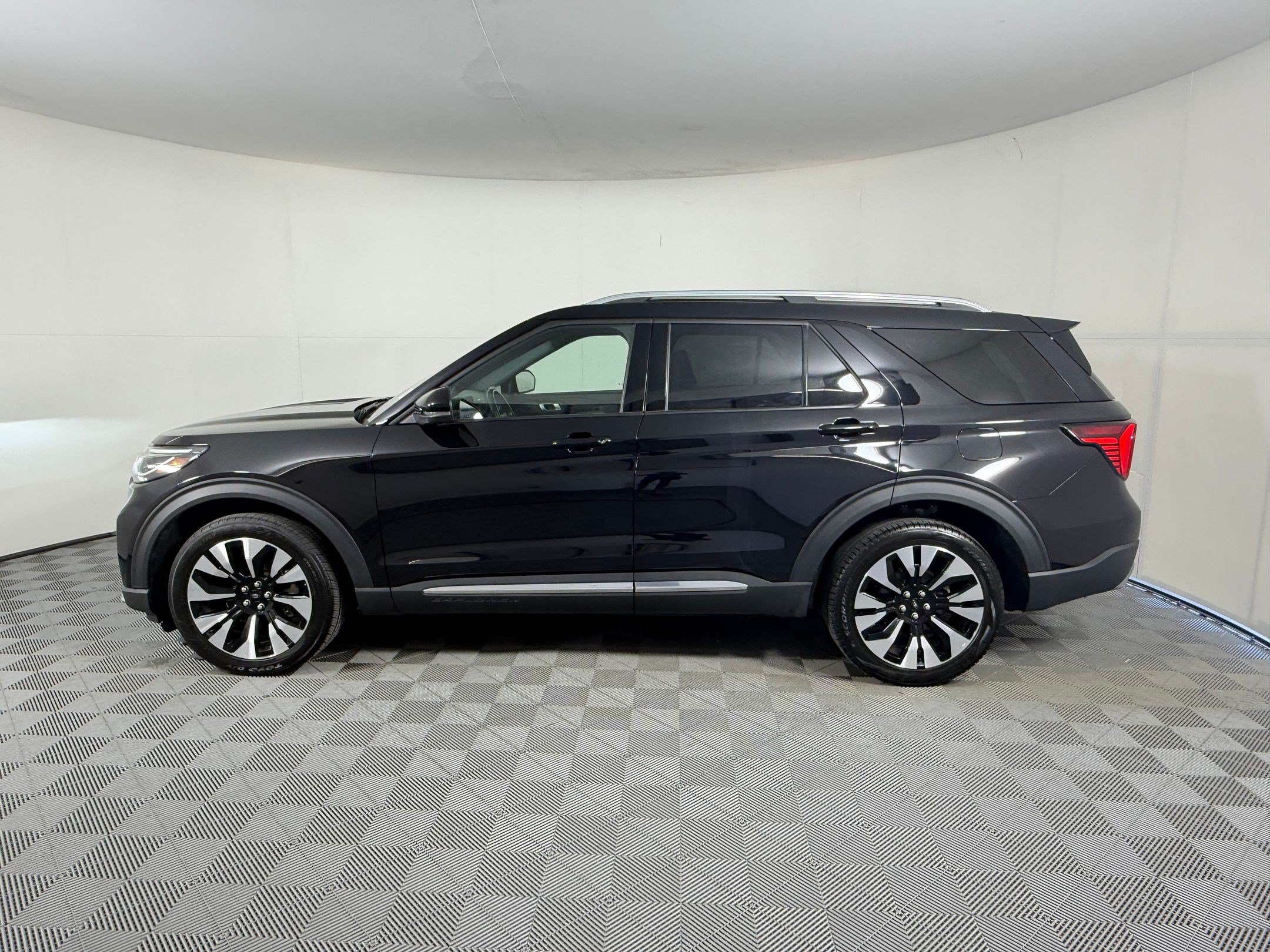 Used 2025 Ford Explorer Platinum w/ LUX Leather Package AWD/4WD image 2