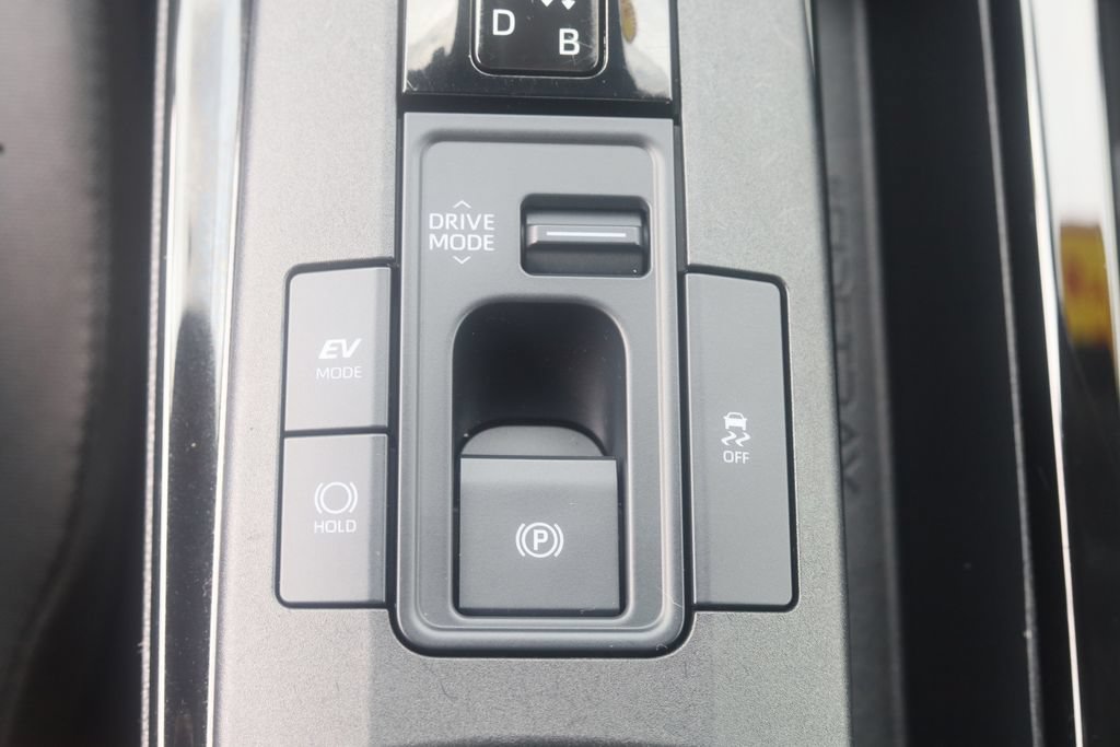 Used 2025 Toyota Prius LE FWD image 6