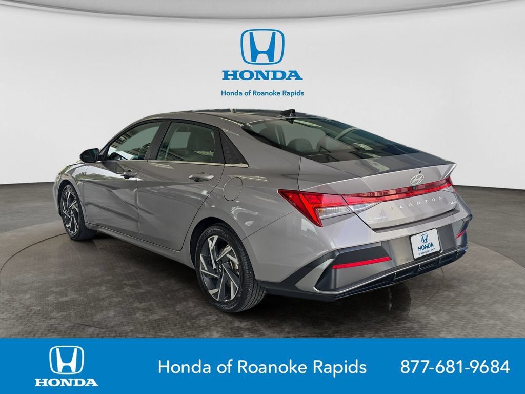 Used 2025 Hyundai Elantra Limited FWD image 3