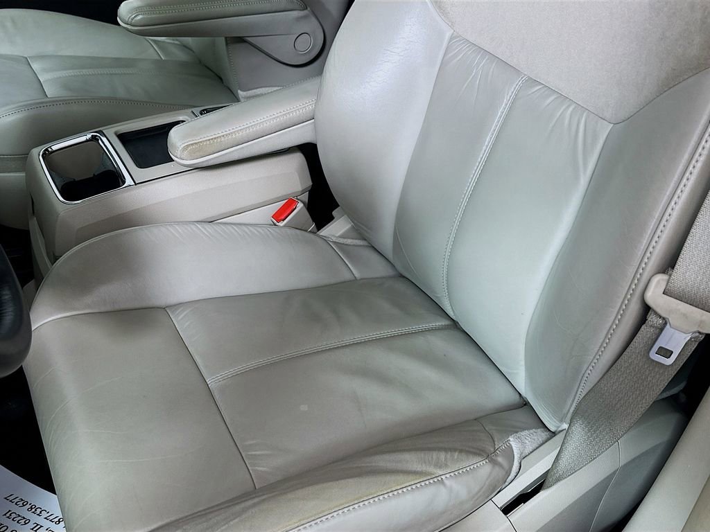 Used 2014 Chrysler Town & Country Limited image 19