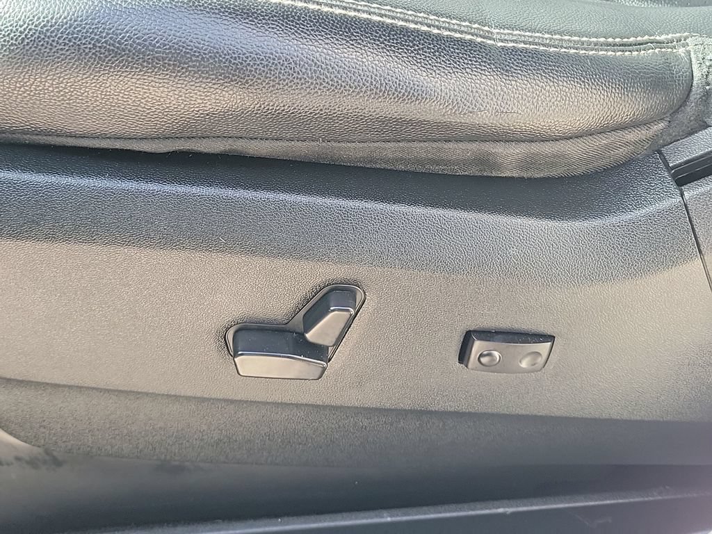 Used 2013 Chrysler Town & Country Touring-L w/ Driver Convenience Group FWD image 22