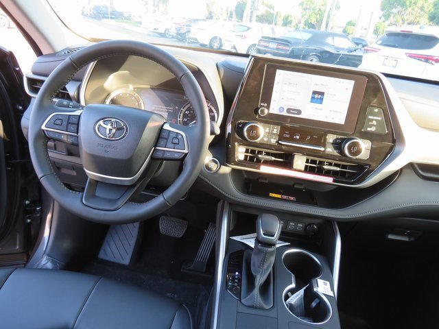 New 2025 Toyota Highlander XLE image 26