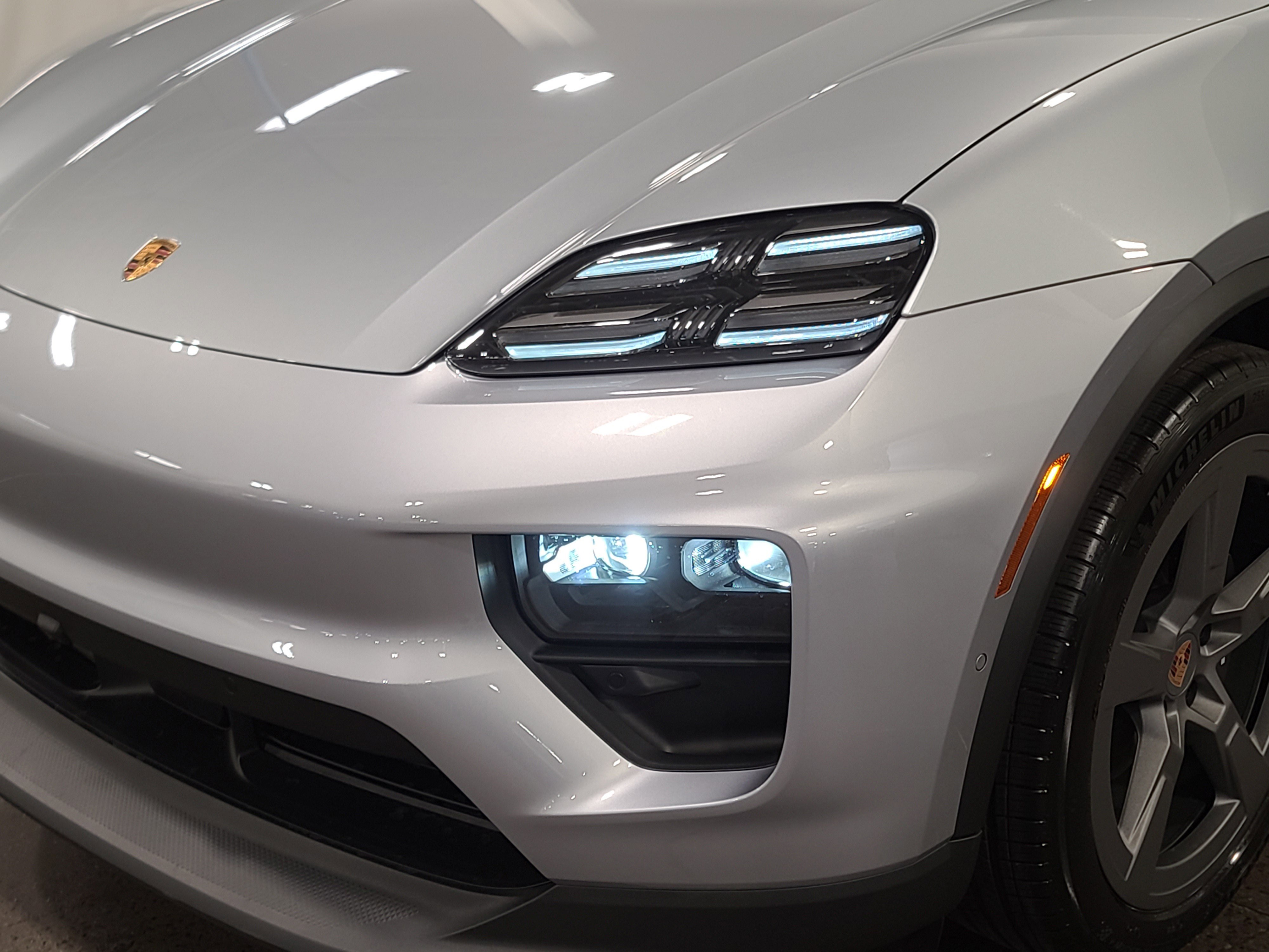 New 2026 Porsche Macan Electric RWD image 32