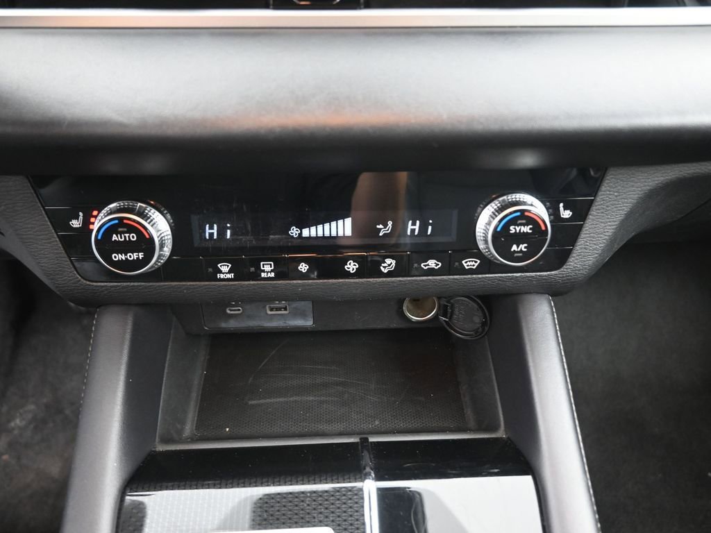 Used 2023 Mitsubishi Outlander SE Black Edition image 3