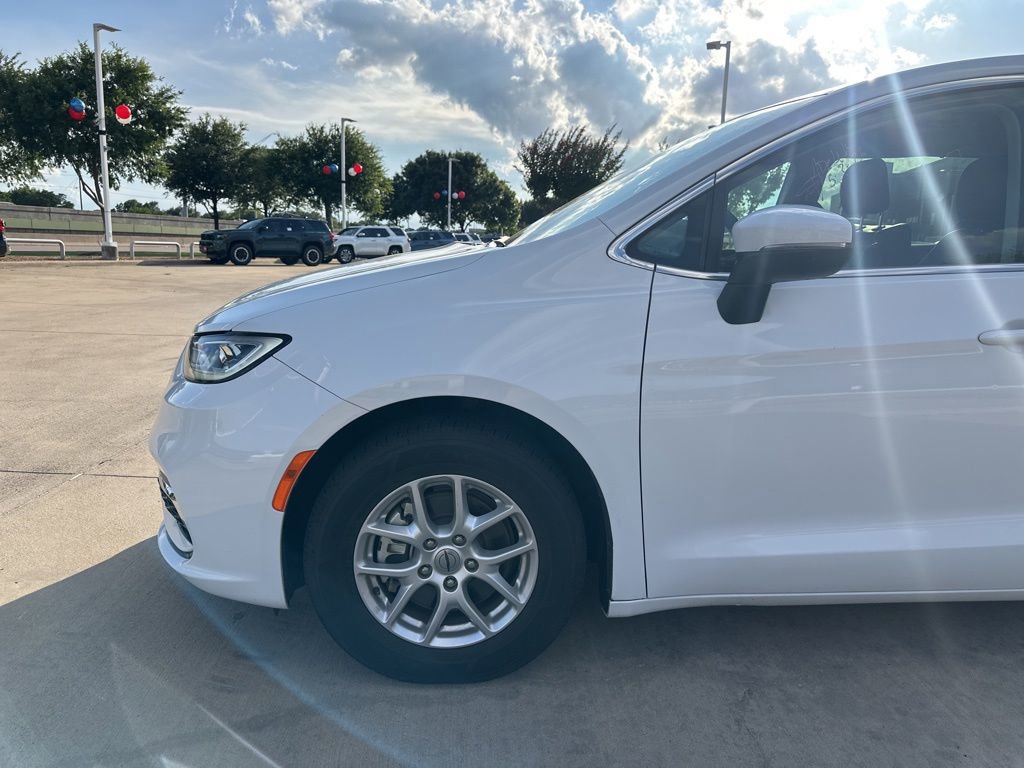 Used 2023 Chrysler Pacifica Touring-L FWD image 2