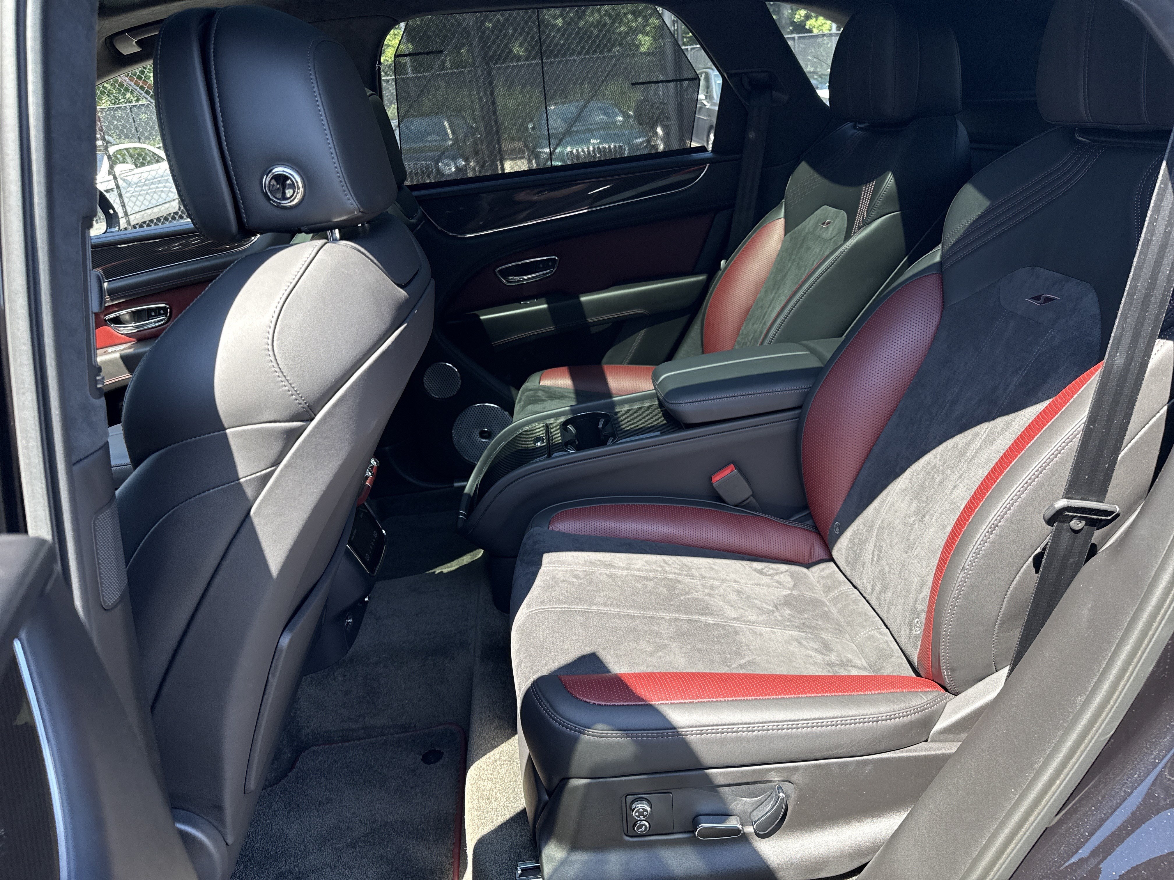 Used 2022 Bentley Bentayga AWD/4WD image 26