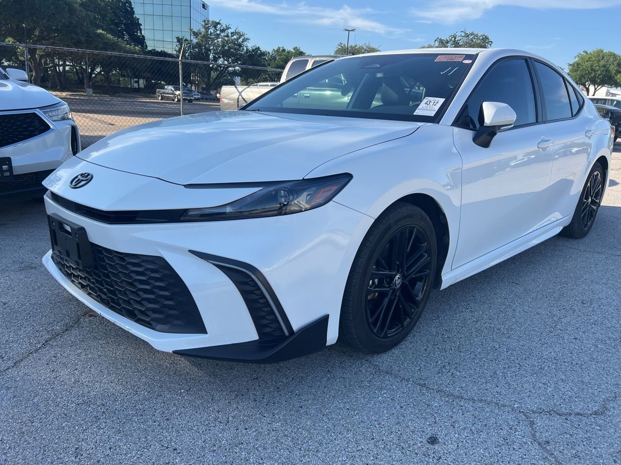 Used 2025 Toyota Camry SE w/ Convenience Package FWD image 1