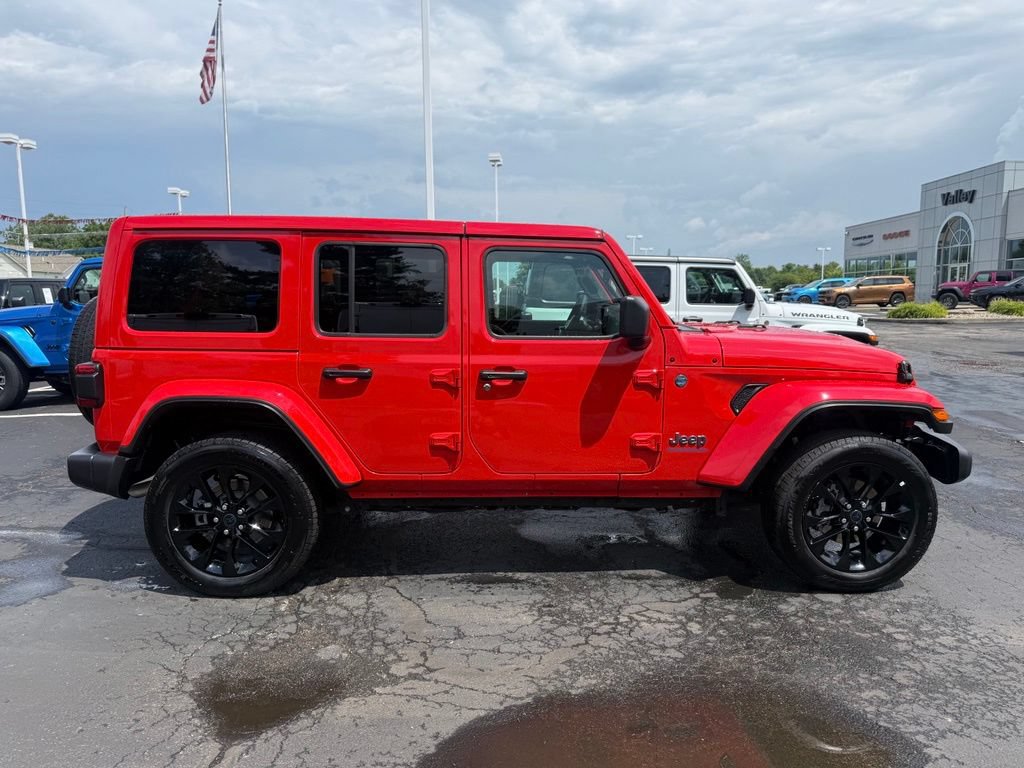 Used 2025 Jeep Wrangler Unlimited Sahara w/ Safety Group AWD/4WD image 2