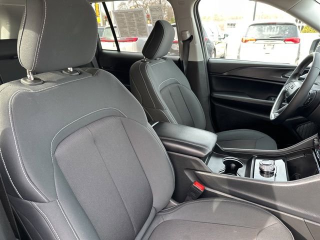 Used 2023 Jeep Grand Cherokee Laredo image 13