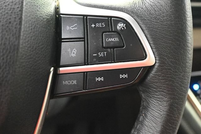 Used 2023 Toyota Sienna XLE FWD image 12