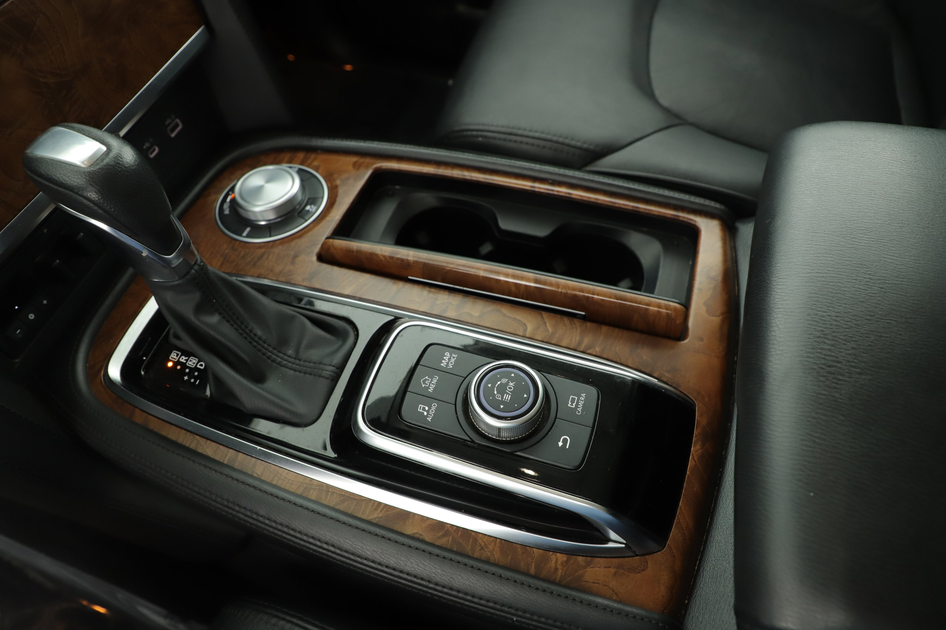 Used 2024 Nissan Armada SL w/ Captain's Chairs Package image 16