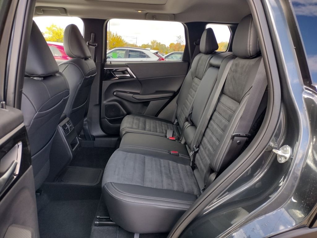 New 2025 Mitsubishi Outlander SE image 9