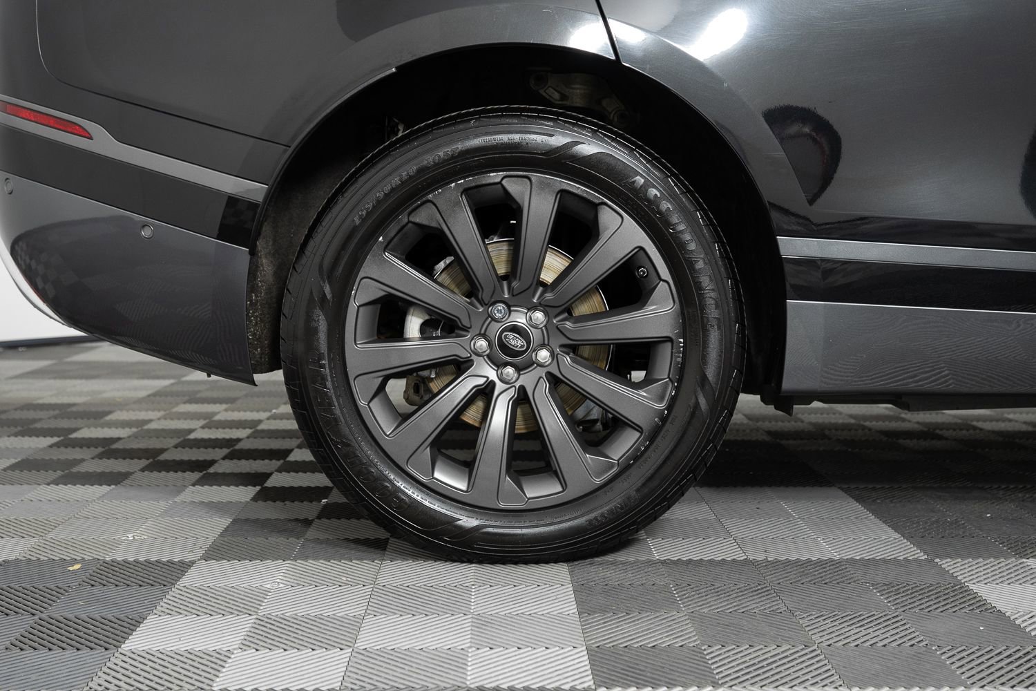 Used 2018 Land Rover Range Rover Velar R-Dynamic SE image 38