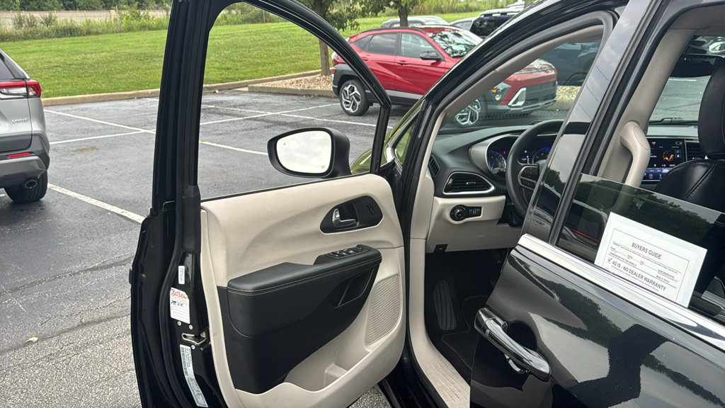 Used 2023 Chrysler Pacifica Touring-L FWD image 13