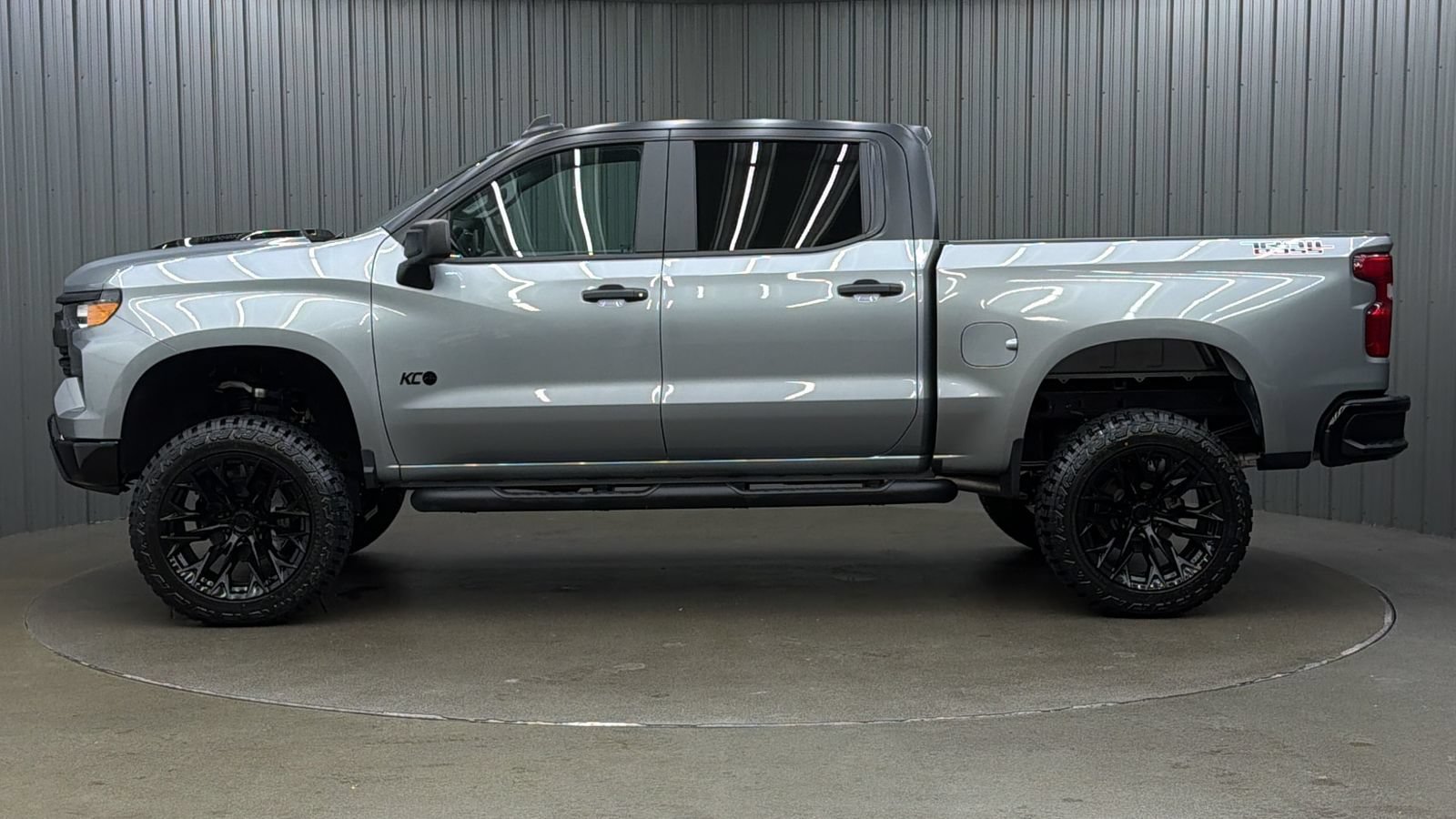 Used 2026 Chevrolet Silverado 1500 Custom Trail Boss w/ LPO, Dark Essentials Package AWD/4WD image 2