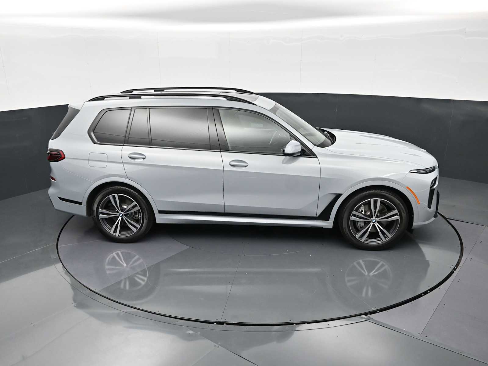 Used 2026 BMW X7 xDrive40i w/ Executive Package image 19