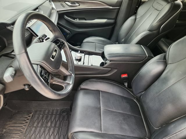 Used 2022 Jeep Grand Cherokee Overland w/ Luxury Tech Group IV AWD/4WD image 12