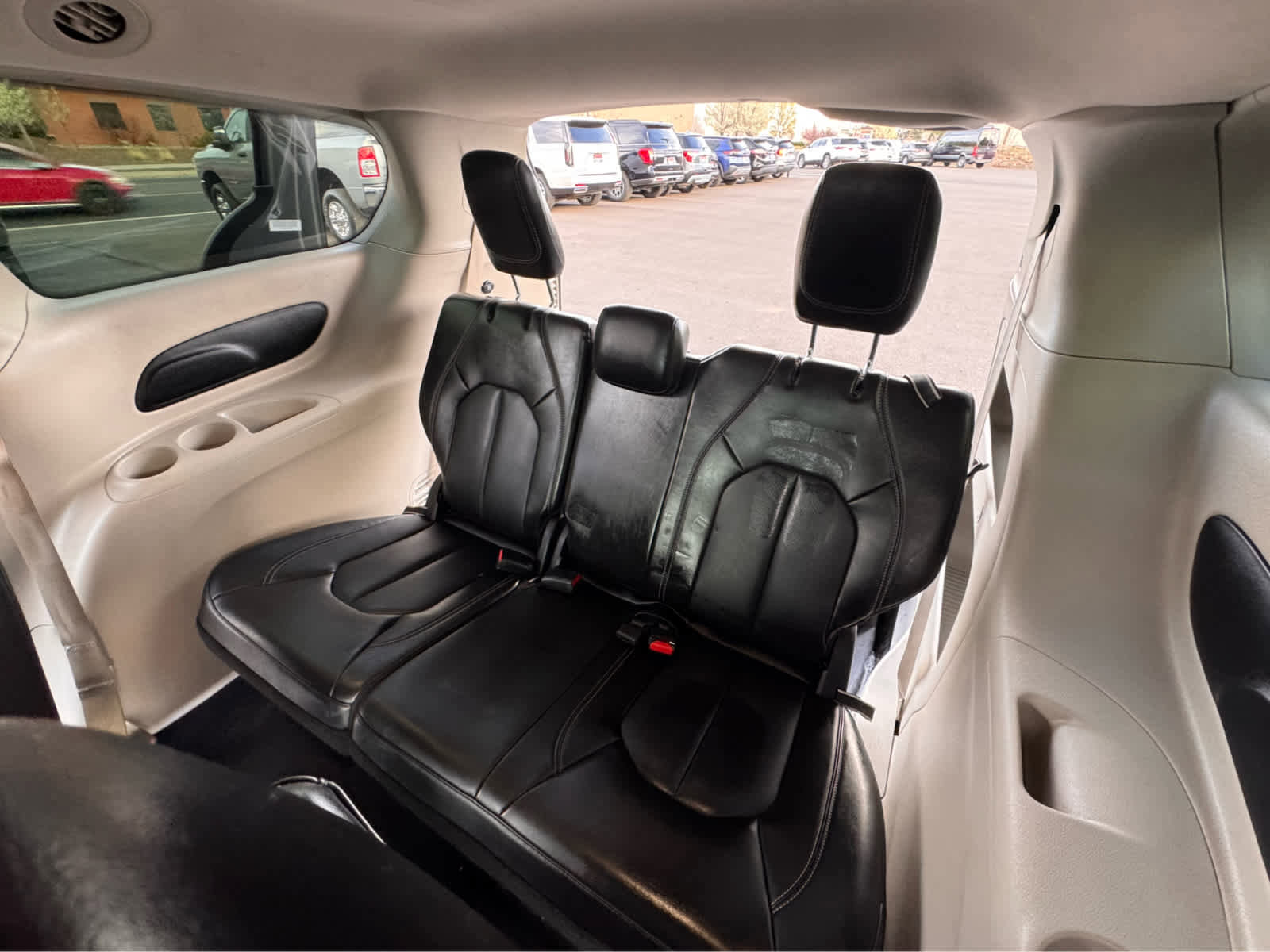 Used 2023 Chrysler Pacifica Touring-L image 11