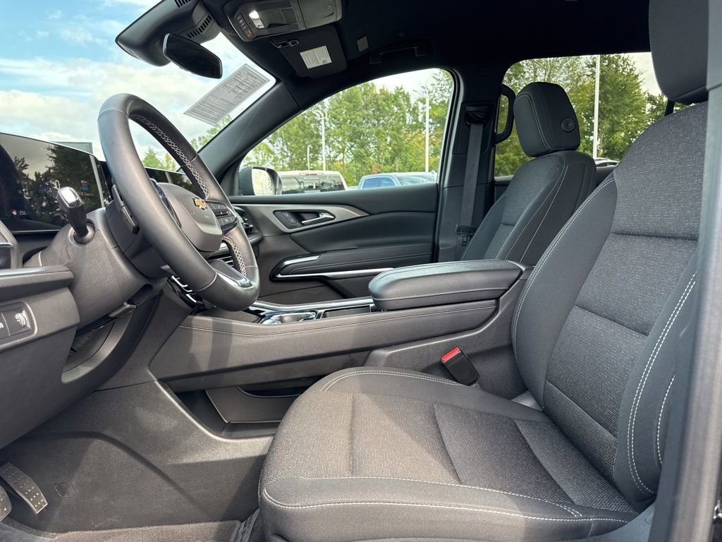 Used 2025 Chevrolet Traverse LT image 9