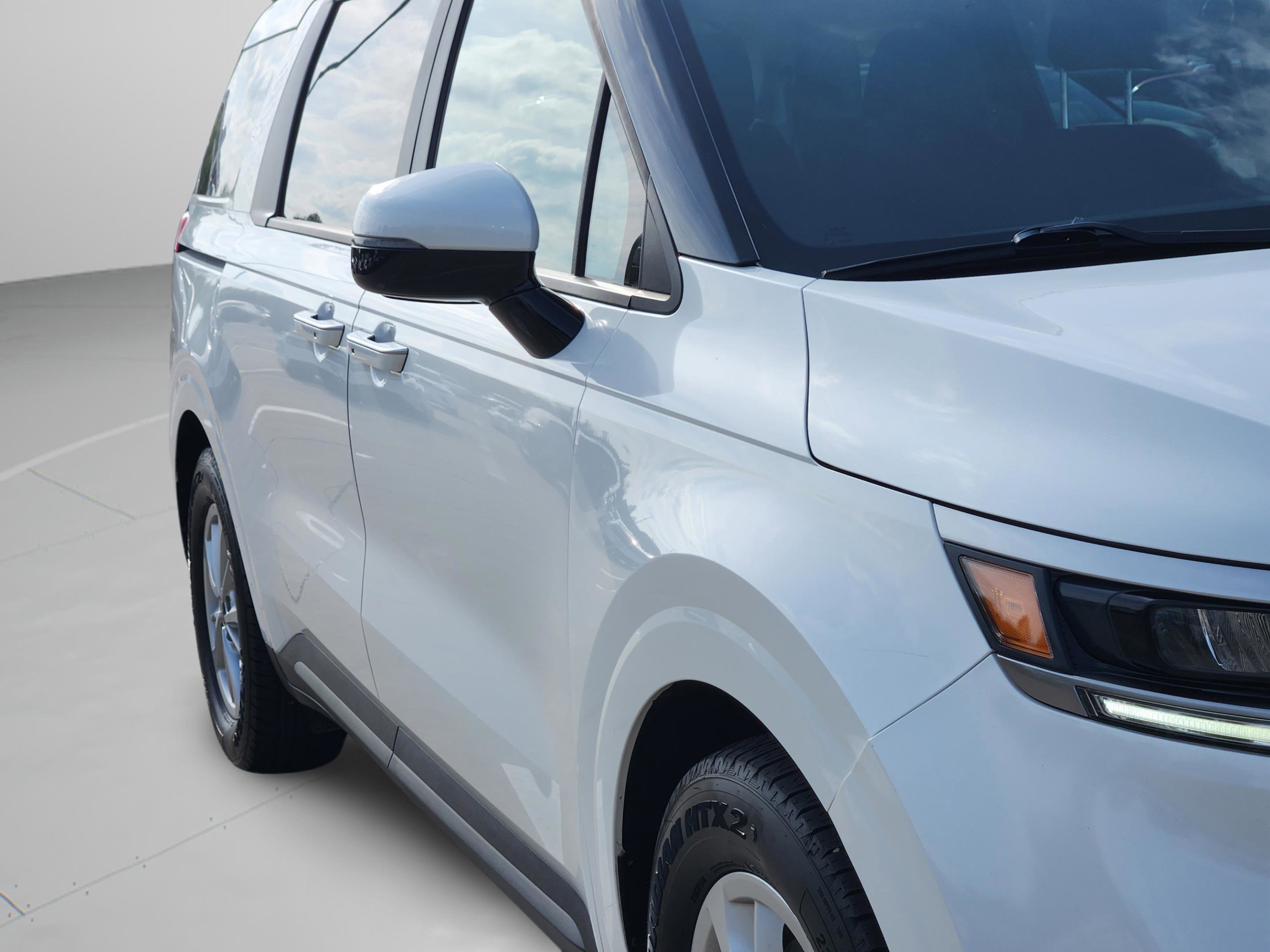 Used 2023 Kia Carnival LX image 34